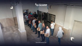 مراجعين في مبنى حكومي